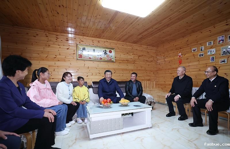 △2023年9月6日，习近平总书记在黑龙江大兴安岭地区漠河市北极村，同村民史瑞娟一家亲切交谈。