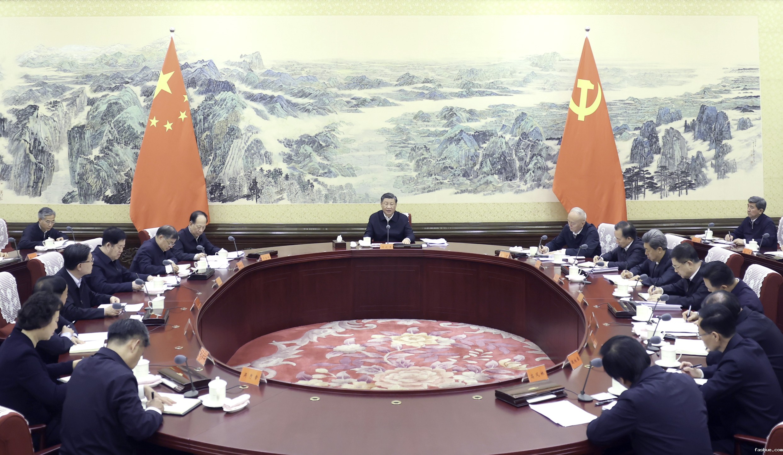 “坚持党对工会的全面领导，任何时候、任何情况下都不能动摇、不能偏离。”